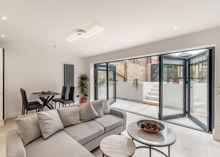 Modern Garden Flat With Private Parking