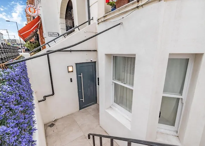 Modern Garden Flat With Private Parking