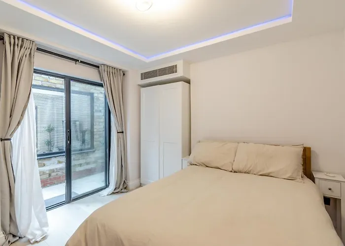 Modern Garden Flat With Private Parking