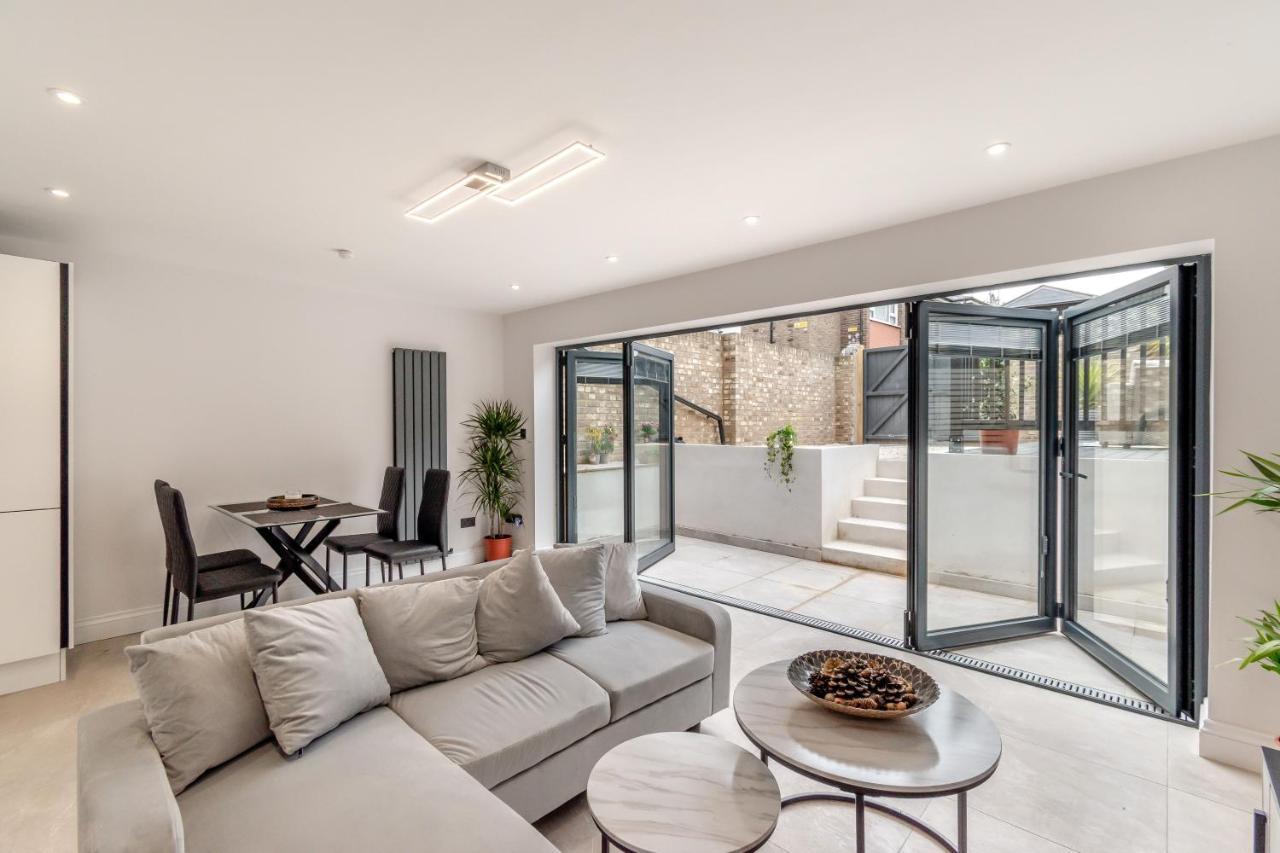 Apartment Modern Garden Flat With Private Parking