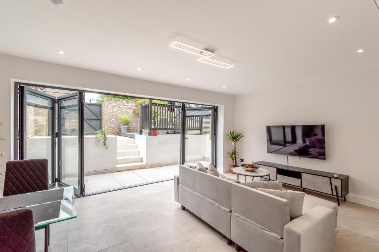 Modern Garden Flat With Private Parking
