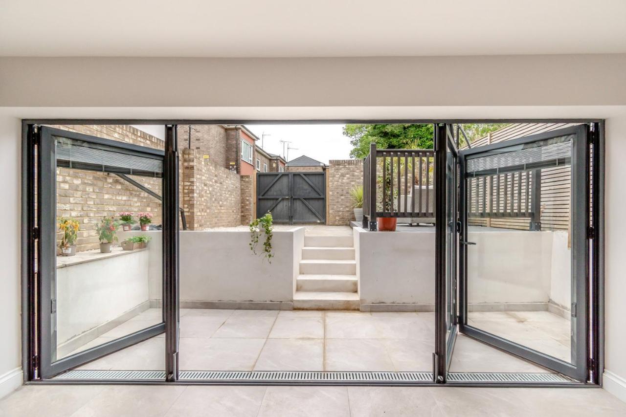 Modern Garden Flat With Private Parking *